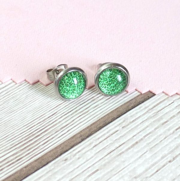 10mm emerald green studs on wooden background