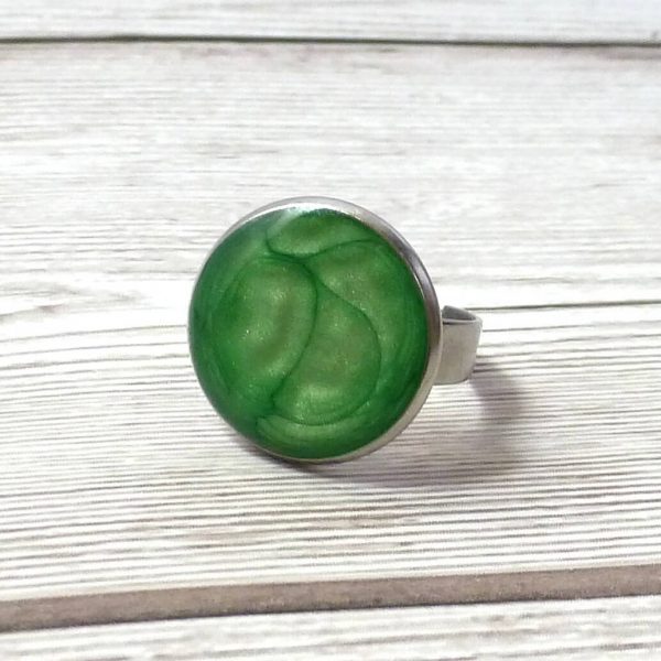 Emerald Green bezel ring on wood 18mm